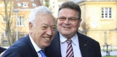 El ministro español de Asuntos Exteriores, José Manuel García-Margallo, que realiza su primera visita oficial a Lituania, país con el que España quiere estrechar las relaciones políticas y económicas y recabar su apoyo para la candidatura al Consejo de Seguridad de la ONU para 2015-2016, momentos antes de la reunión mantenida con su homólogo lituano, Linas Linkevicius.