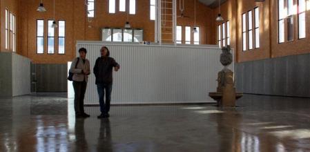 La teniente de alcalde de la Paeria, Marta Camps, visitando con el arquitecto Carles Sàez el interior del Mercat del Pla, una vez finalizadas las obras de rehabilitación del edificio