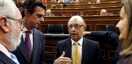 El ministro de Hacienda y Administraciones Públicas, Cristóbal Montoro (2d), conversa con los ministros, de Agricultura, Alimentación y Medio Ambiente, Miguel Arias Cañete (i); de Industria, Energía y Turismo, José Manuel Soria (2i), y de Empleo, Fátima Báñez (d), al inicio del pleno, esta mañana en el Congreso de los Diputados. EFE/Juan Carlos Hidalgo