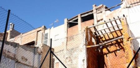 Immobles en molt mal estat de la zona del carrer dels Espardenyers on s'aixecarà el futur Museu Casteller.