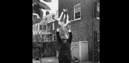 John F.Kennedy juega con su hija Caroline.