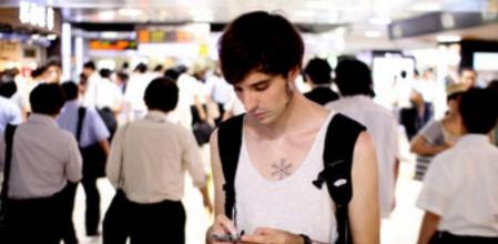 Un joven consulta su teléfono inteligente