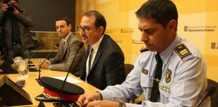 El comisario jefe de los Mossos, Josep Lluís Trapero, el conseller de Interior, Ramon Espadaler, y el director de los Mossos d'Esquadra, Manel Prat