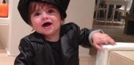 Milan Piqué disfrazado de policía por Halloween