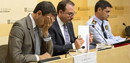 El director de los Mossos d'Escuadra, Manel Prat (i), el conseller d'Interior, Ramon Espadaler (c), y el comisario jefe de la policía autonómica, Josep Lluis Trapero (d)
