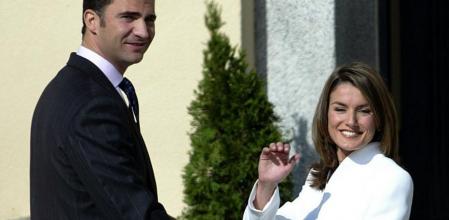 El Príncipe Felipe y Doña Letizia, en los jardines del palacio de El Pardo tras la pedida de mano