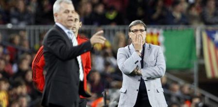 Tata Martino y Javier Aguirre, durante el derbi entre el Barça y el Espanyol