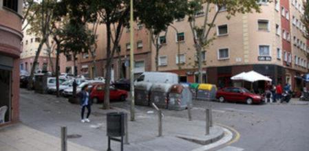 Esquina donde tuvo lugar el enfrentamiento entre los vecinos y los Mossos d'Esquadra el pasado viernes