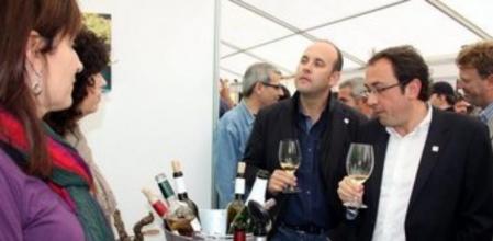 El secretario de organización de CDC, Josep Rull, acompañado por el alcalde de Gandesa, Carles Luz, en la Festa del Vi de Gandesa