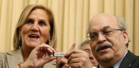 El conseller de Economía y Finanzas, Andreu Mas-Colell, entrega a la presidenta del Parlament, Núria de Gispert el lápiz de memoria con el que ha presentado hoy los presupuestos de la Generalitat para 2014, que situarán a Cataluña como una de las comunidades españolas con mayor carga fiscal, recurso que el Govern justifica para evitar recortes del gasto.