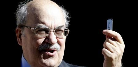 El conseller de Economía y Finanzas, Andreu Mas-Colell, muestra el lápiz de memoria con el que ha presentado en el Parlament los presupuestos