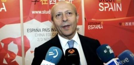 Fotografía facilitada por la embajada española del ministro de Educación, Cultura y Deporte, José Ignacio Wert, durante su visita a la Feria de Educación de China.