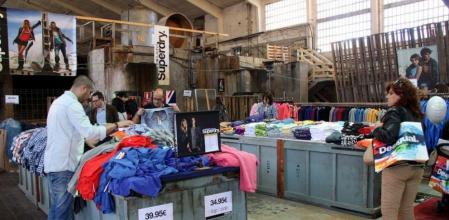 Interior de un comercio en una fábrica antigua durante el Rec.0