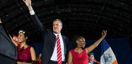 Bill de Blasio celebra la victoria en las elecciones a la alcaldía de Nueva York junto a su mujer