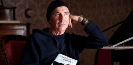 Lluís Llach, en su casa de Porrera, con el libro homenaje al poeta Miquel Martí i Pol