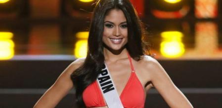 La representante de España, Patricia Yurena Rodriguez, camina por la pasarela en traje de baño