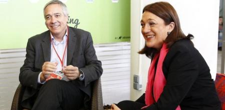 El primer secretario del PSC, Pere Navarro, conversa con la portavoz parlamentaria socialista, Soraya Rodríguez, momentos antes del inicio de la segunda jornada de la Conferencia Política del PSOE