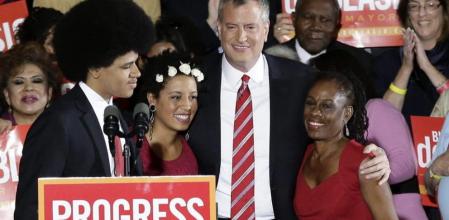 El candidato demócrata Bill de Blasio abraza a su hija Chiara, su hijo Dante y su mujer, Chirlane McCray, tras conocer su triunfo en las elecciones a la alcaldía de Nueva York