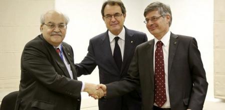 Fotografía facilitada por la Generalitat de Catalunya del presidente, Artur Mas (c), durante la firma de un acuerdo de colaboración del conseller de Economía, Andreu Mas-Colell (i), con la Universidad de Tel Aviv.
