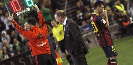 Messi se retira del campo tras sufrir una lesión muscular ante el Betis