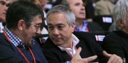 El secretario general del PSE, Patxi López, conversa con el primer secretario del PSC, Pere Navarro, durante la conferencia política que el partido celebra hoy en el Palacio Municipal de Congresos de Madrid.