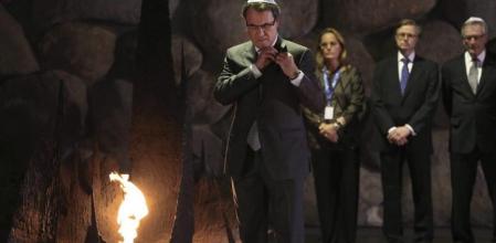 Foto cedida por la Generalitat de Cataluña de su presidente, ArturMas, durante la visita que ha realizado hoy al Museo del Holocausto en Jerusalén