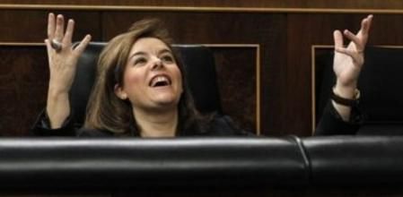La vicepresidenta del Gobierno, Soraya Sáenz de Santamaría, bromea con unos conocidos de la tribuna de invitados, al inicio del pleno que debate del proyecto de Presupuestos Generales del Estado para 2014, en el Congreso de los Diputados.