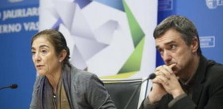 La consejera de Cultura, Cristina Uriarte, y el secretario general de Paz y Convivencia del Gobierno vasco, Jonan Fernández, durante la presentación del documento de bases y proyectos del Plan de Paz y Convivencia 2013-2016 en el ámbito educativo