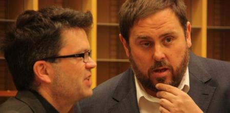El presidente de ERC, Oriol Junqueras, mantiene una conversación justo antes de la conferencia en el Parlamento Europeo, en Bruselas