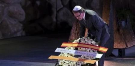 El presidente de la Generalitat de Catalunya, Artur Mas, coloca una corona de flores en recuerdo de los seis millones de judíos muertos a manos del nazismo, en el Museo del Holocausto (Yad Vashem) de Jerusalén, Israel, el 12 de noviembre del 2013.