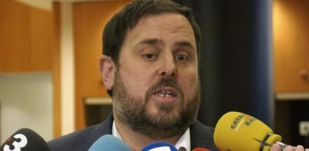 El presidente de Esquerra Republicana de Catalunya (ERC), Oriol Junqueras, atiende a los medios momentos antes de participar en la conferencia 