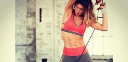 La ángel de Victoria's Secret Doutzen Kroes poniéndose a punto en el gimnasio para el gran desfile de la firma lencera