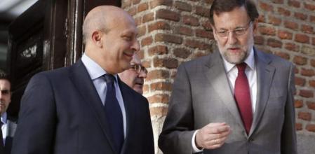 El presidente del Gobierno español, Mariano Rajoy, conversa con el ministro de Educación, José Ignacio Wert al término de la presentación de las obras escogidas del politólogo Juan J. Linz