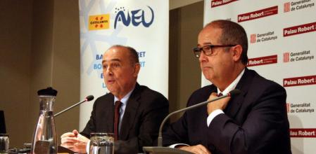 El conseller de Empresa i Ocupació, Felip Puig, escucha la intervención del presidente de l'Associació Catalana d'estacions d'Esquí i Activitats de Muntanya, Xavier Nolla, durante el acto de presentación de la temporada de invierno 2013-2014