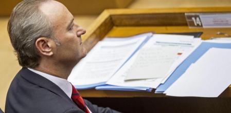 El presidente de la Generalitat, Alberto Fabra, escucha una intervención durante el pleno de Les Corts