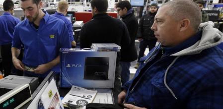 Un comprador de PlayStation 4 en un establecimiento de Chicago