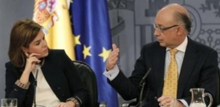 La vicepresidenta del Gobierno, Soraya Sáenz de Santamaría, escucha al ministro de Hacienda, Cristóbal Montoro, durante la rueda de prensa tras la reunión del Consejo de Ministros.