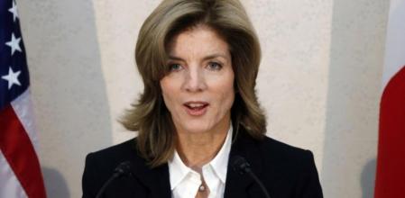 La nueva embajadora de Estados Unidos en Japón, Caroline Kennedy, ofrece un discurso a su llegada al aeropuerto nipón de Narita al este de Tokio
