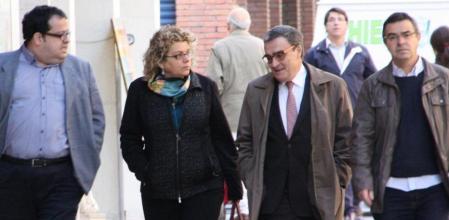 Àngel Ros, Marina Geli, Jordi del Rio y Joan Ignasi Elena, a punto de entrar a la sede del PSC para reunirse con el primer secretario Pere Navarro