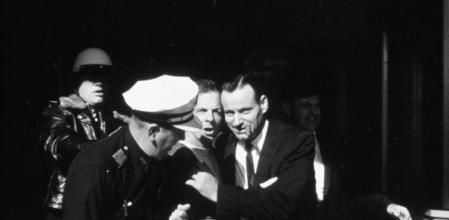El momento en que Oswald es conducido fuera del teatro por la policía