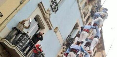 Primer 4d8 de la història dels Castellers del Poble Sec