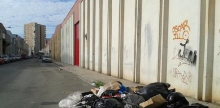 Suciedad acumulada detrás de una nave ocupada ilegalmente en Can Ribó