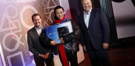 Joey Chiu, el primer comprador de la consola, junto con Andrew House (izq.), CEO de Sony Computer Entertainment, y Jack Tretton consejero delegado de la compañía