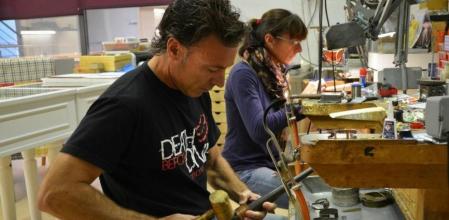 Los joyeros Arcadi y Estefi Climent en su taller en Centre d'artistes i artesans de Lleida