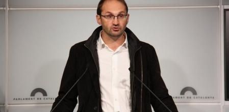 Joan Herrera, durante la rueda de prensa en el Parlament