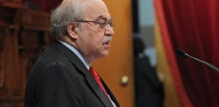 El conseller de Economía de la Generalitat, Andreu Mas-Colell, durante su intervención ante el pleno del Parlament para presentar los presupuestos para 2014