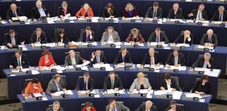 Eurodiputados asisten a la sesión plenaria del Parlamento Europeo en Estrasburgo