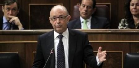 El ministro de Hacienda, Cristóbal Montoro, durante su intervención en la sesión de control al Gobierno que hoy celebra el Congreso de los Diputados justo el día en el que se cumplen dos años desde la victoria electoral del PP.