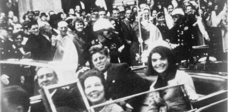 Los Kennedy, detrás del gobernador de Texas, John Connally y su esposa, poco antes del atentado