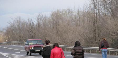 Imagen de archivo de un grupo de prostitutas ofreciendo sus servicios en el término municipal de Lleida, antes de la entrada en vigor de la ordenanza municipal de civismo que prohibía esta práctica en la calle
